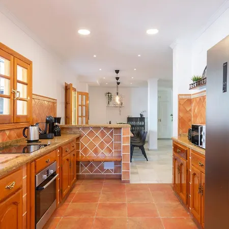 Giovanni - Center - Heated Pool *